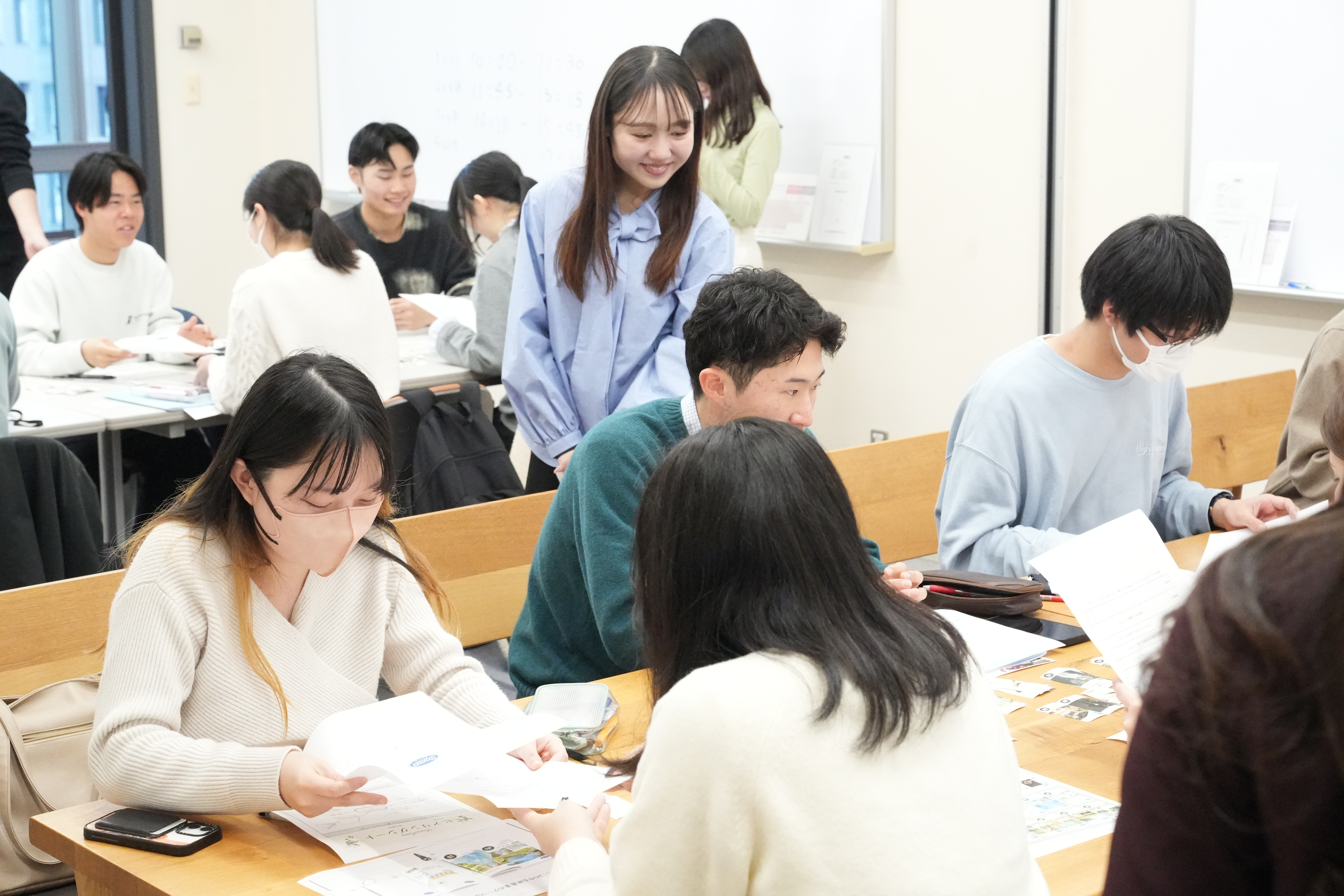 学生がWSで楽しそうに作業
