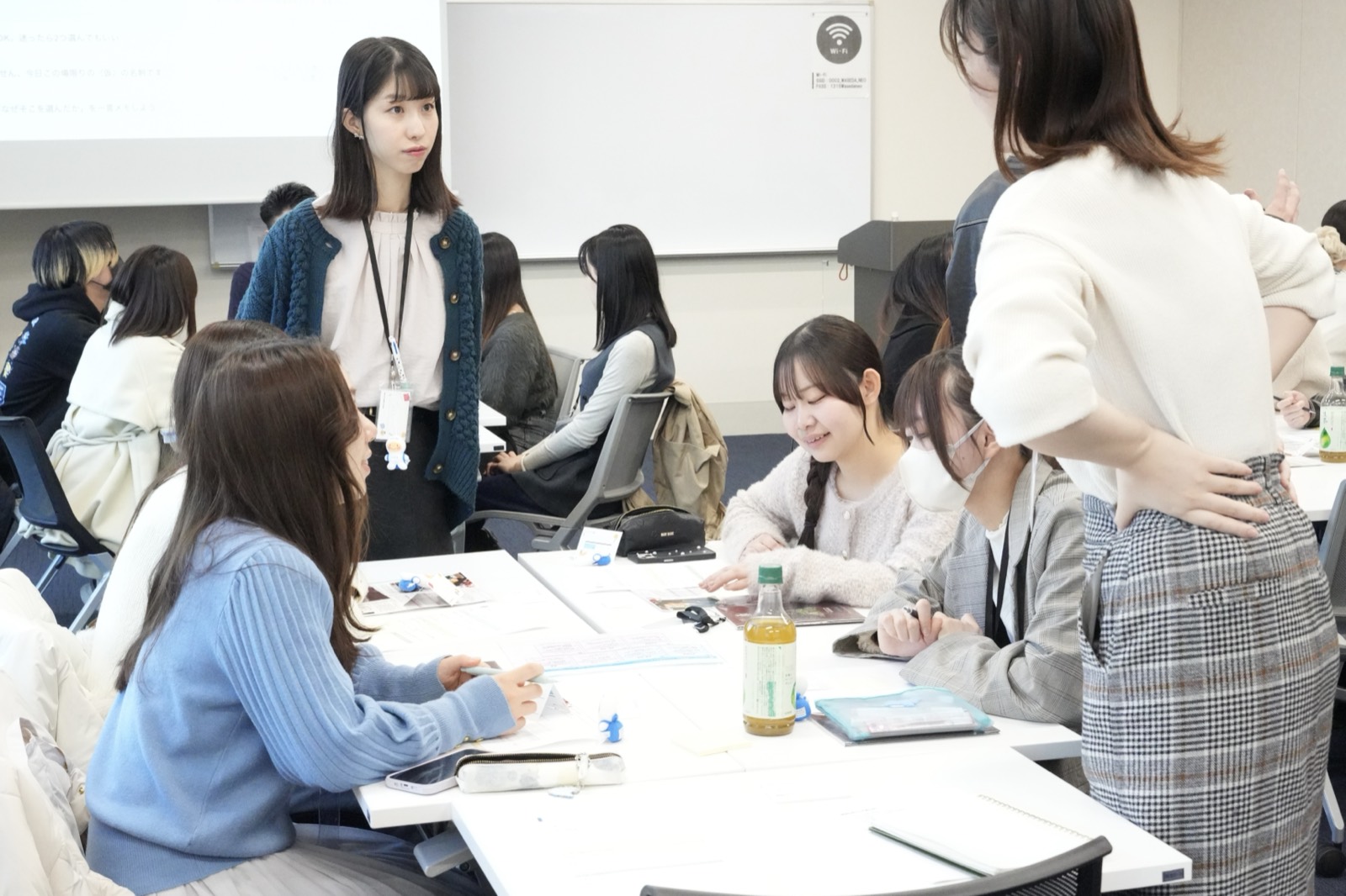 ワークショップで手を動かして考える学生たち
