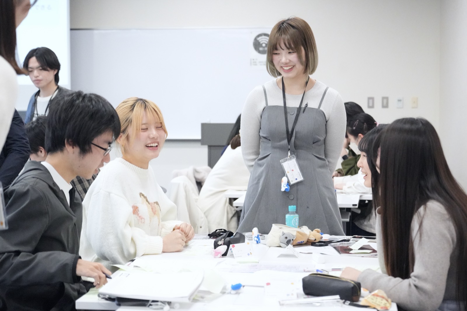 ワークショップ中に学生が声をあげて笑っている様子